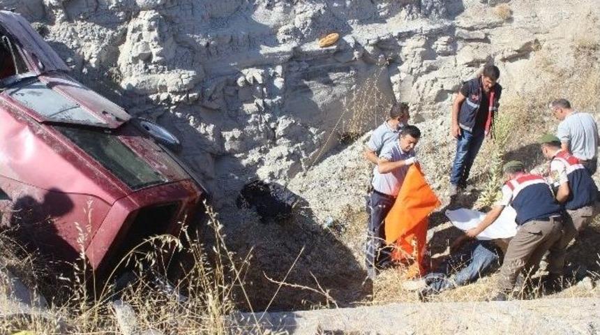 Otomobil Kayalıklara &Ccedil;arptı: 2 &Ouml;l&uuml;