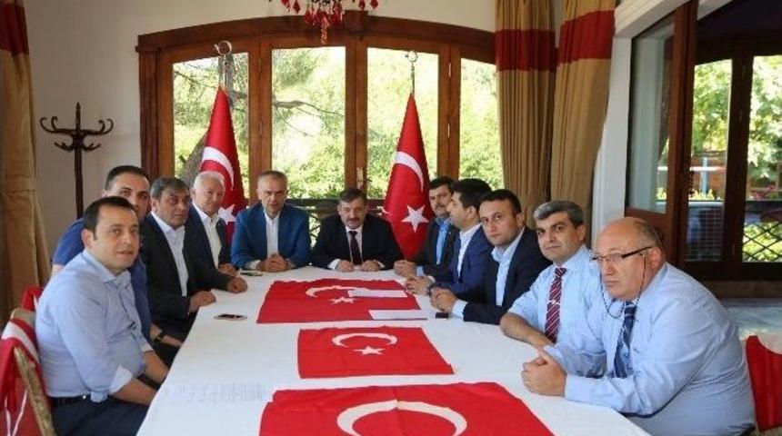 &Ccedil;ekmek&ouml;yl&uuml; İdareci Ve Siyasi Partiler Bir Arada