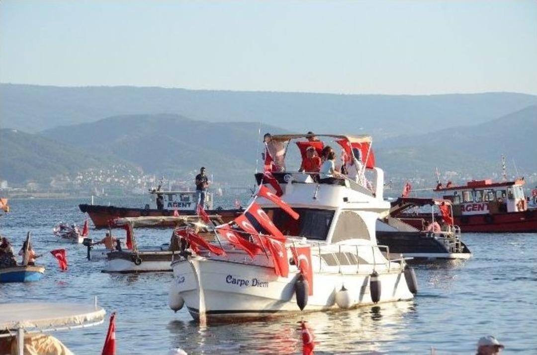 Denizci Esnafından Darbe Girişimine Tepki Korteji