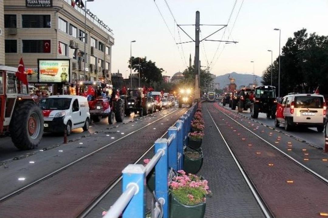 Y&uuml;zlerce Trakt&ouml;r Demokrasi İ&ccedil;in Tur Attı
