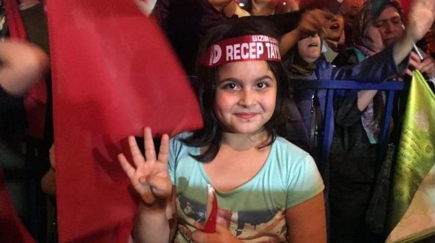 İzmir&rsquo;de Yaşlısı Genci Demokrasi N&ouml;betinde