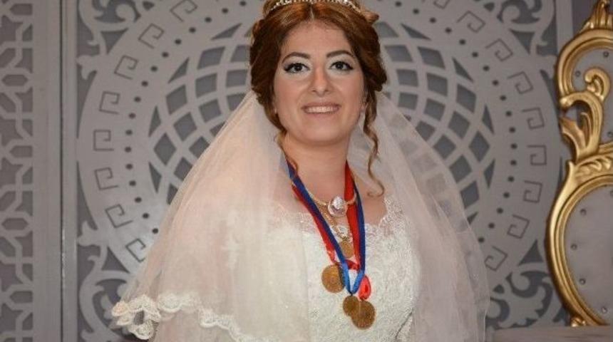 Polis Damat Kendi D&uuml;ğ&uuml;n&uuml;ne Gelemedi