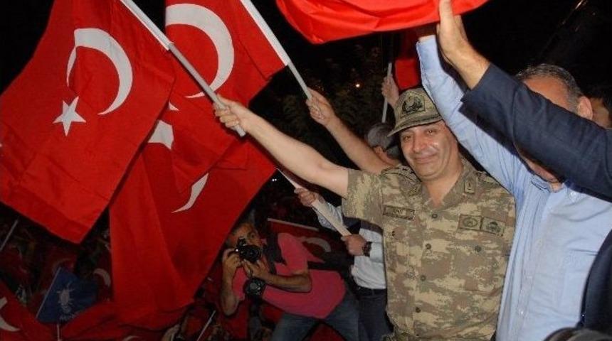 Vali Ve Komutanlar Demokrasi N&ouml;betine Katıldı