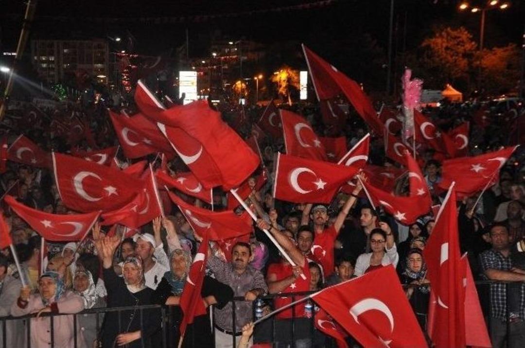 Sivas&rsquo;ta 10 Bin Kişi Demokrasi N&ouml;betini S&uuml;rd&uuml;rd&uuml;