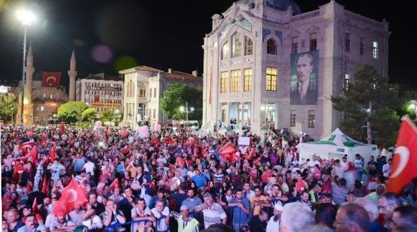 Aksaraylı Demokrasi N&ouml;bet&ccedil;ileri 8 G&uuml;nd&uuml;r Meydanda