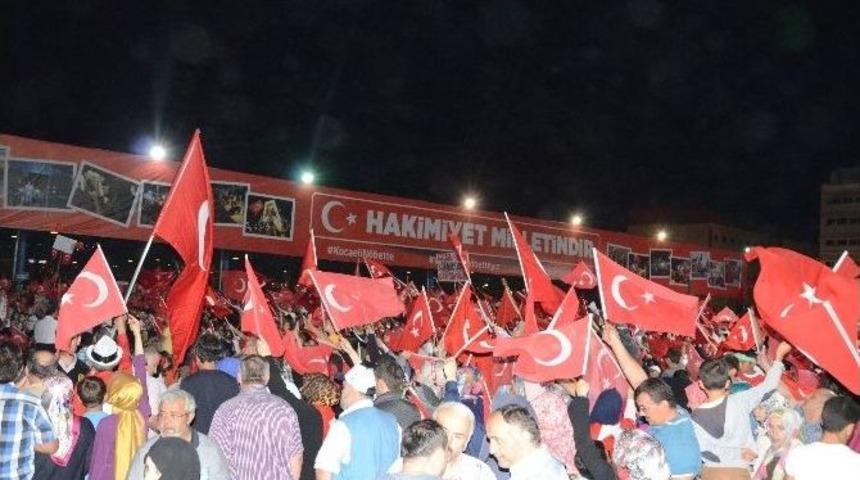 Demokrasi N&ouml;beti Yedinci G&uuml;n&uuml;nde Aralıksız S&uuml;r&uuml;yor