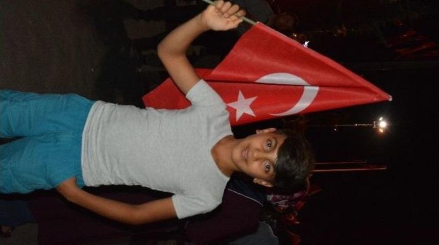 Niğdeli Vatandaşlar Demokrasi N&ouml;betine Aralıksız Devam Ediyor