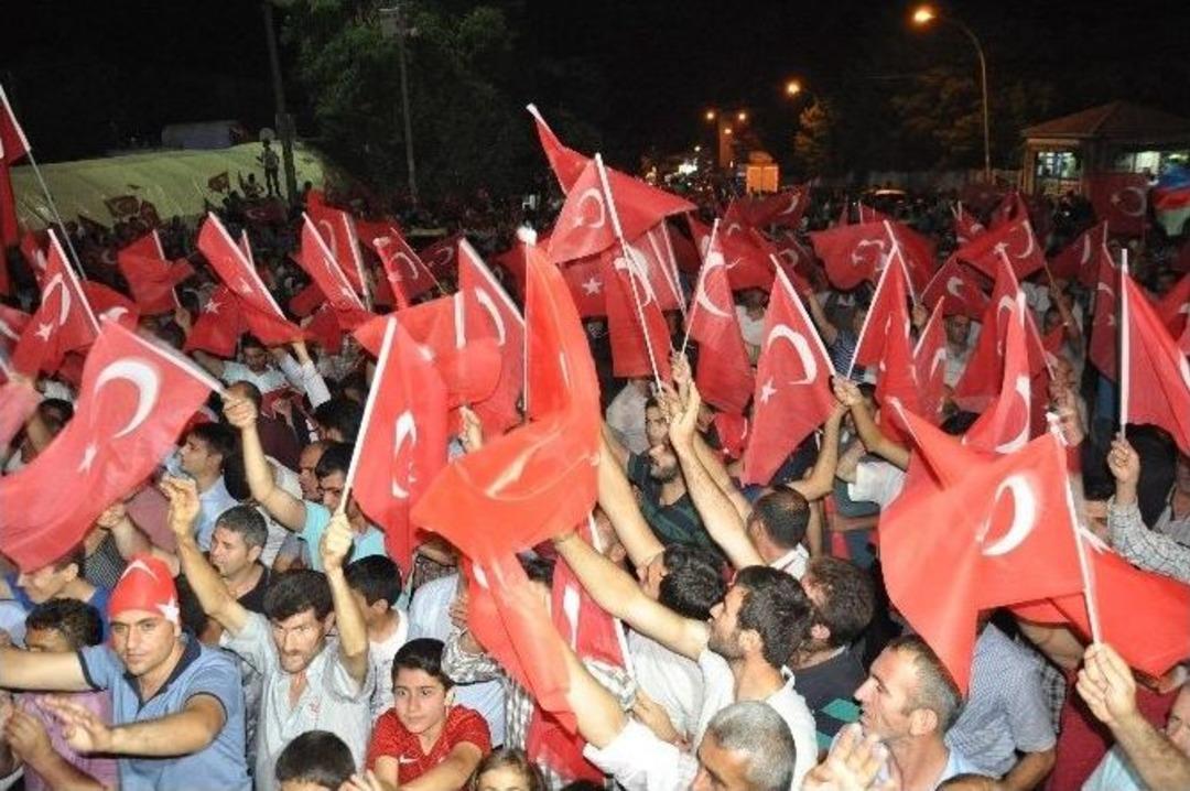 Demokrasi N&ouml;betinin Minik Kahramanları