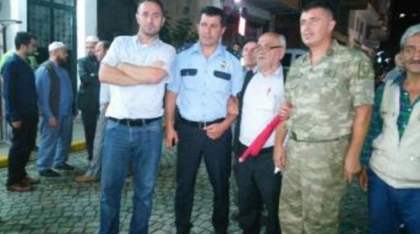 Komutan &lsquo;şehitler &Ouml;lmez&rsquo; T&uuml;rk&uuml;s&uuml;n&uuml; S&ouml;yledi Halk Dinledi