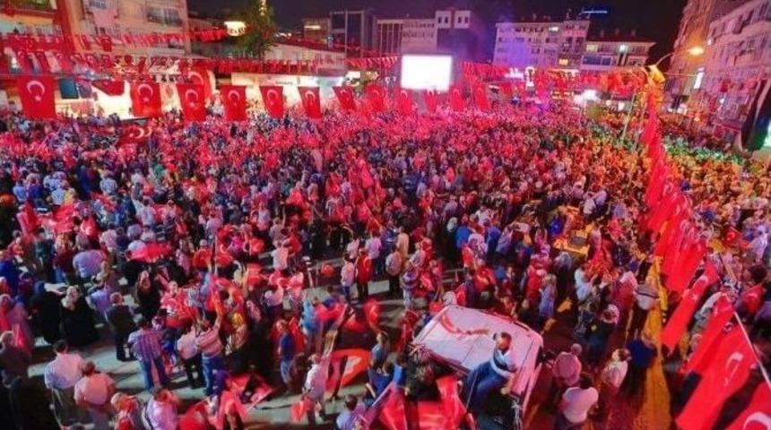 &Uuml;mraniye&rsquo;de Demokrasi N&ouml;beti Devam Ediyor