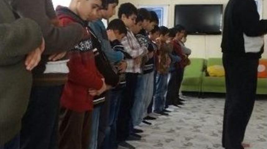 Yaz Kur&rsquo;an Kursu &Ouml;ğrencileri M&uuml;ezzinlik Yapıyor