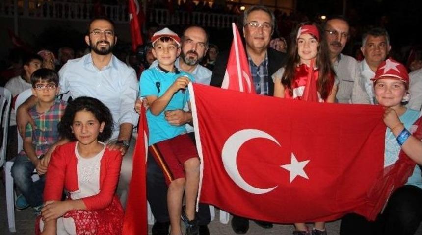 Minik &Ccedil;ocuklar Demokrasi N&ouml;beti Tutuyor