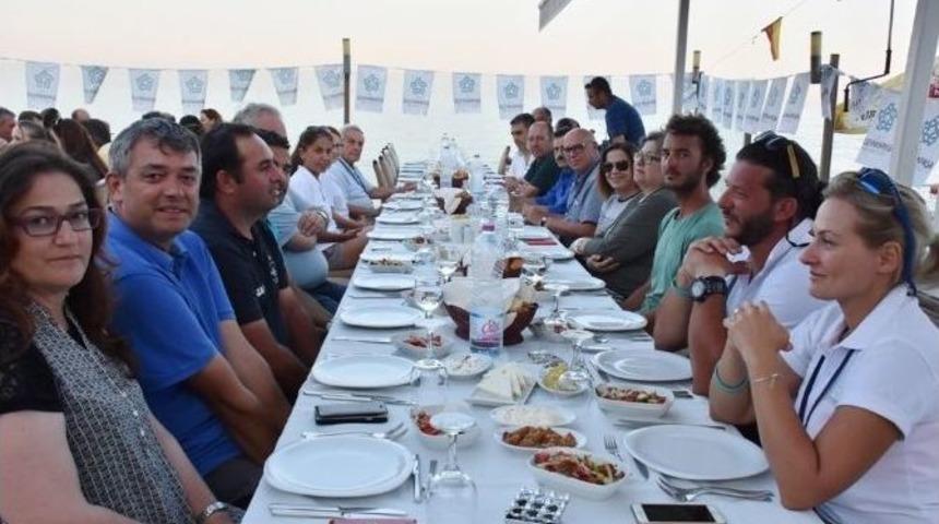 Başkan Eşkinat D&uuml;zenlediği Yemekle Yelkencilerle Bir Araya Geldi