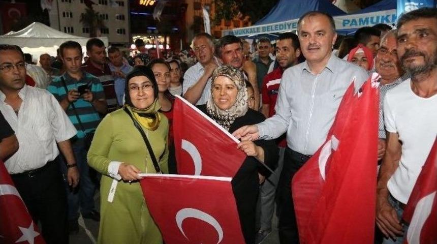 Pamukkale Belediyesi 10 Bin T&uuml;rk Bayrağı Dağıttı