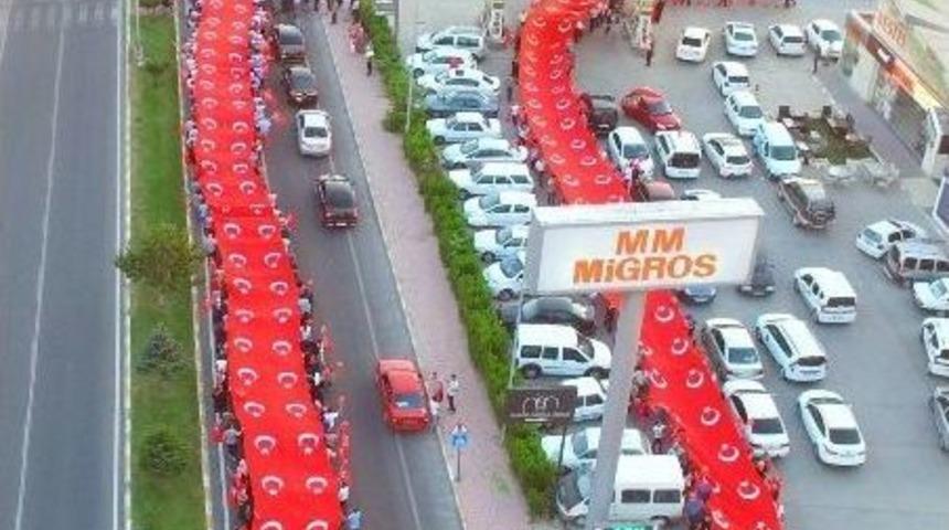 150 Metrelik T&uuml;rk Bayrağı İle Demokrasi Y&uuml;r&uuml;y&uuml;ş&uuml; Yapıldı