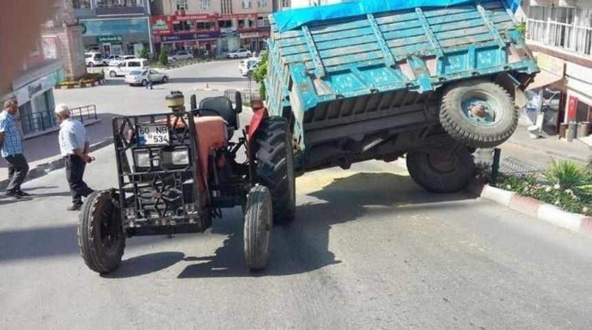 Niksar&rsquo;da Saman Y&uuml;kl&uuml; Trakt&ouml;r Devrildi