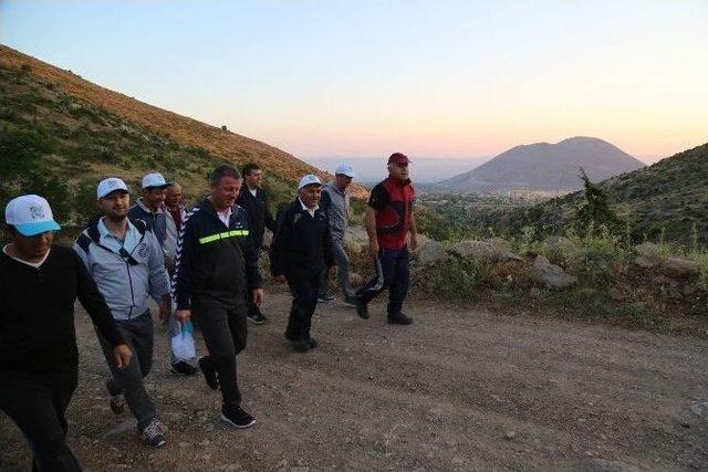 Gündüz Belediye Hizmetinde, Gece Demokrasi Nöbetinde