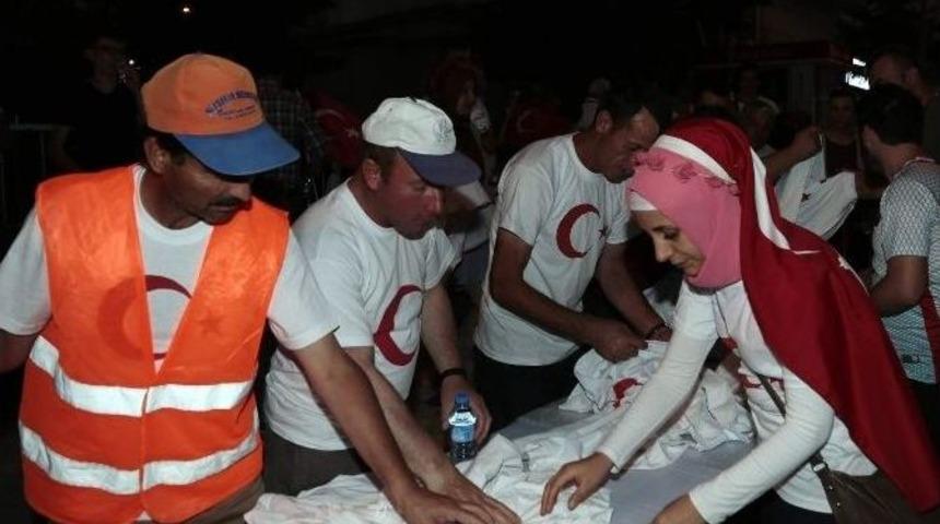 Nevşehir Belediyesi Vatandaşlara Ayyıldızlı Tiş&ouml;rt Dağıttı