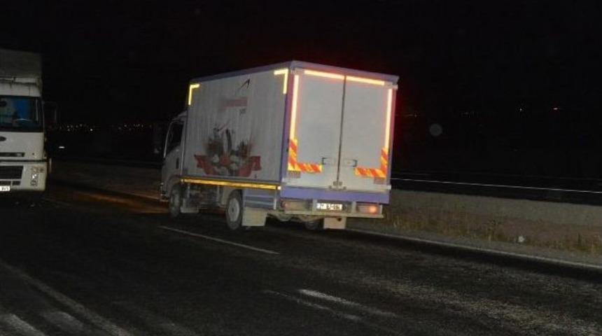 Ter&ouml;ristler, Karakolun &Ouml;n&uuml;ne Bomba Y&uuml;kl&uuml; Kamyonet Bıraktı