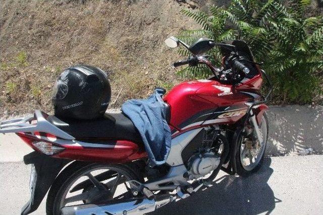 Motosiklet Sürücüsünü Kafasındaki Kask Kurtardı