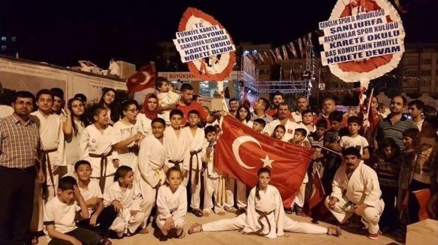 Şanlıurfa Gen&ccedil;liği Meydanlarda N&ouml;bete Devam Ediyor