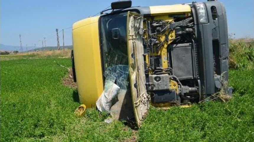 Aliağa’da Tır Devrildi, Sürücü Yaralı Kurtuldu