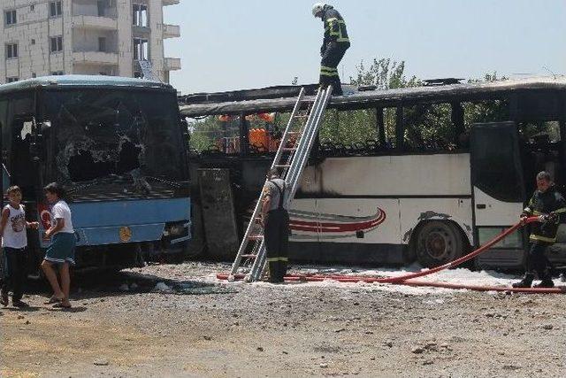 Dörtyol’da Park Halindeki 2 Otobüs Yandı