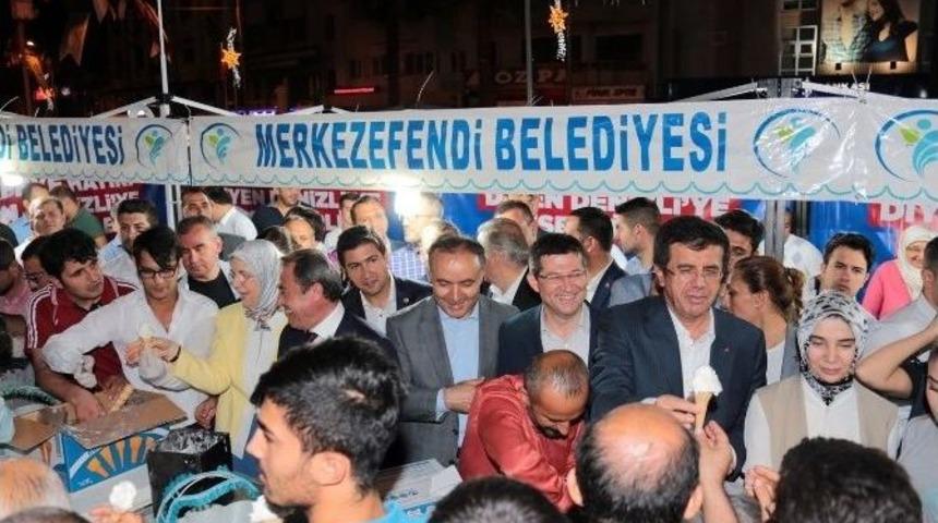 Demokrasi N&ouml;betindeki Vatandaşlara Bakan Zeybekci&rsquo;den Dondurma İkramı