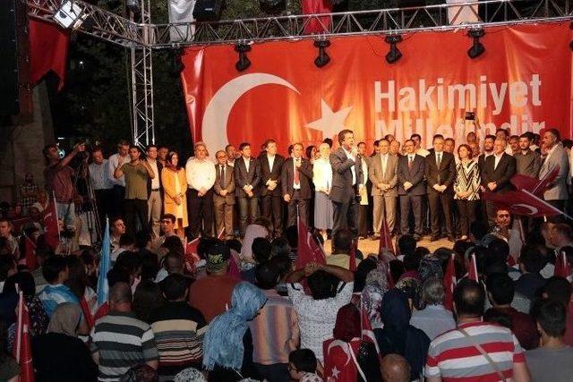 Demokrasi Nöbetindeki Vatandaşlara Bakan Zeybekci’den Dondurma İkramı