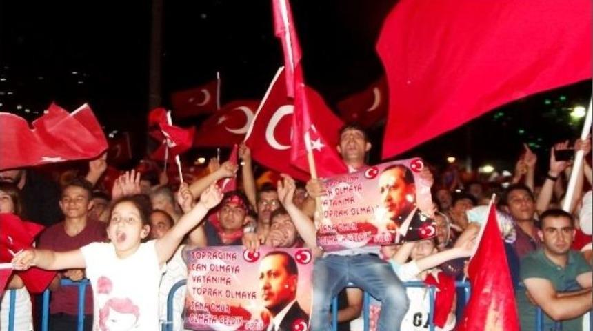 Demokrasi Meydanı 8. G&uuml;n&uuml;nde Tek Y&uuml;rek