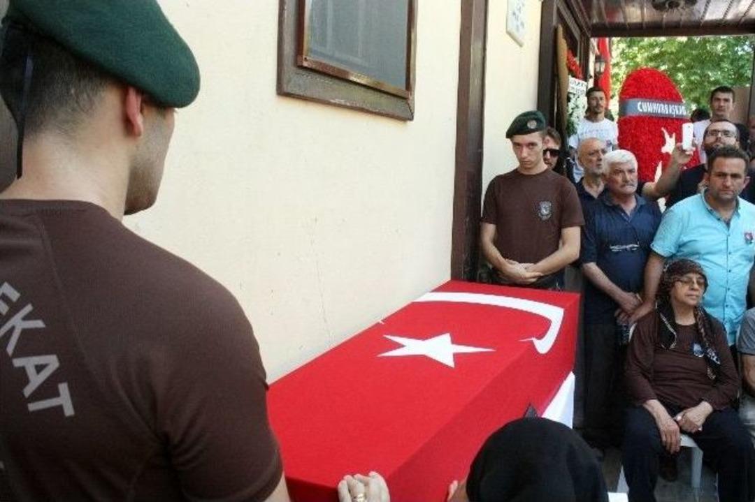 Keşan, T&uuml;rk Bayraklarıyla Şehidini Son Yolculuğuna Uğurladı