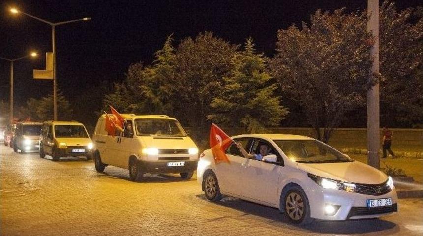 Ahlat&rsquo;ta Darbe Girişimine Tepkiler S&uuml;r&uuml;yor