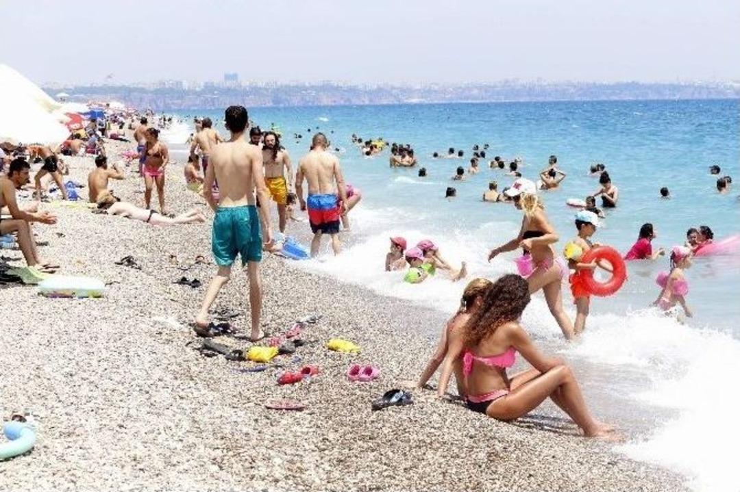 Antalyalılar Akşam Meydanları G&uuml;nd&uuml;z Sahilleri Dolduruyor