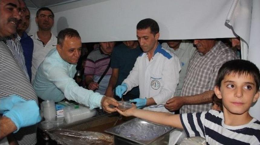 Selahattin Eyyubi Devlet Hastanesi&rsquo;nden 4 Bin Kişiye Helva Ve Su İkramı