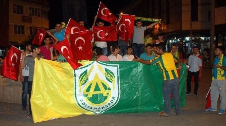 Taraftar Grubu Darbeye Karşı Y&uuml;r&uuml;d&uuml;