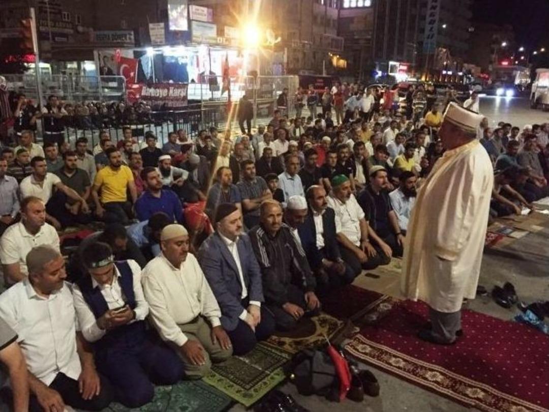 Şehitler İ&ccedil;in Tehecc&uuml;d Namazı Kılındı