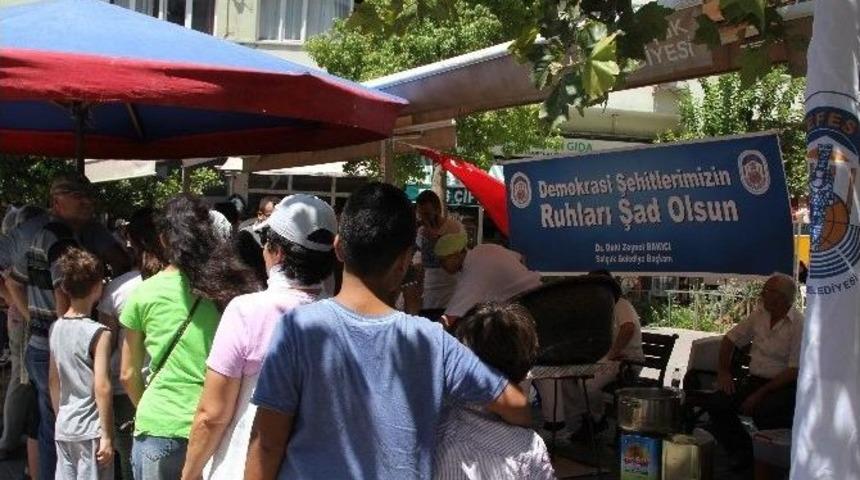Sel&ccedil;uk&rsquo;ta Demokrasi Şehitleri İ&ccedil;in Lokma Hayrı