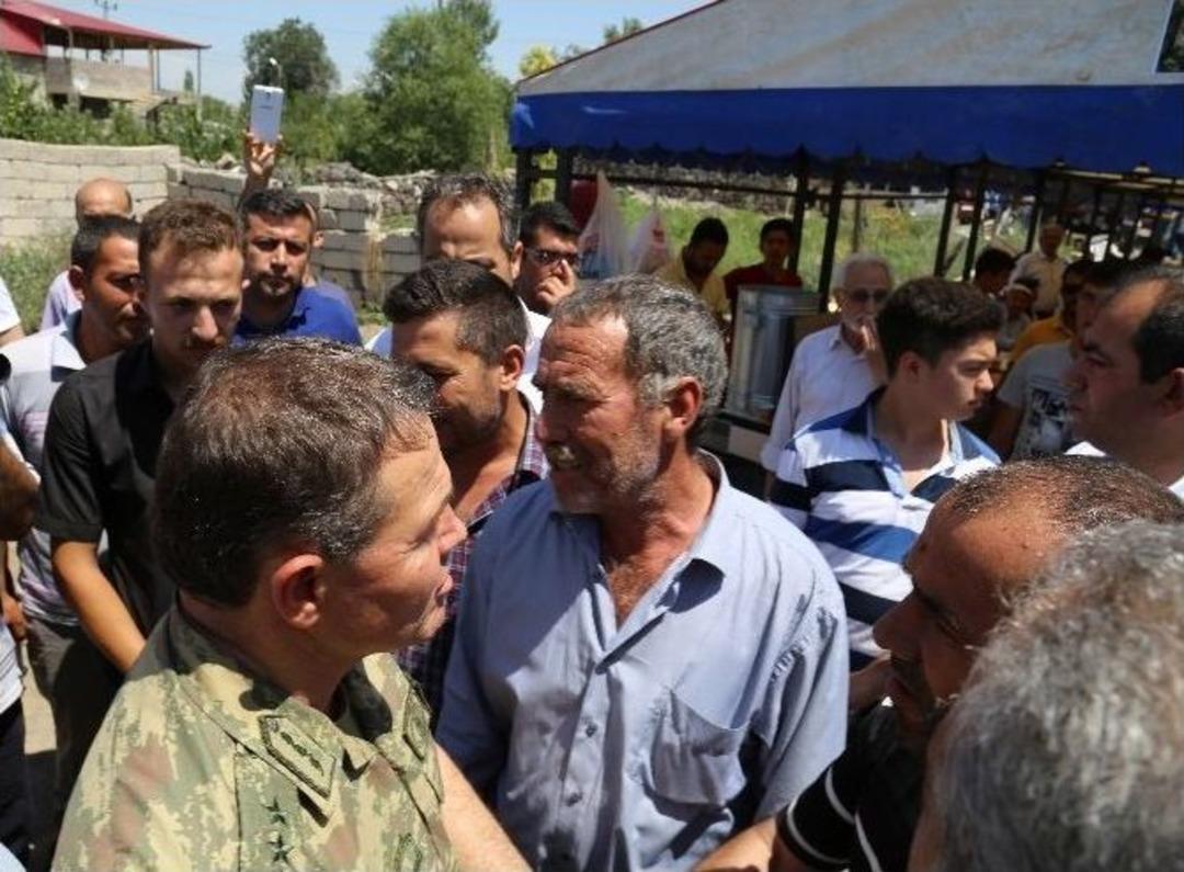 Darbe Girişimini &Ouml;nlerken Şehit Olan Baş&ccedil;avuş Aydın İ&ccedil;in Taziye &Ccedil;adırı Kuruldu