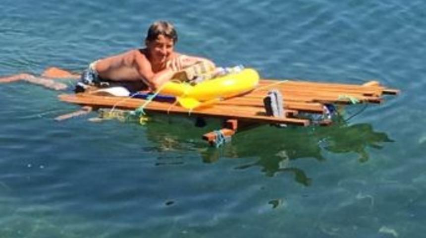 Kendi Yaptıkları Pet Şişe Destekli Sal İle &Ouml;l&uuml;me Davetiye &Ccedil;ıkardılar