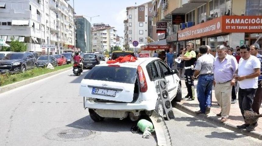 Polisten Kaçarken Ticari Taksiye Çarptı