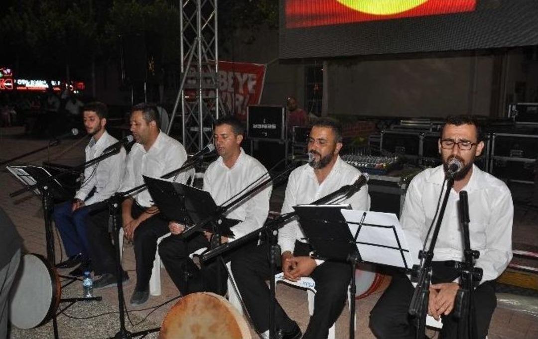 Cumhuriyet Meydanında Demokrasi N&ouml;beti S&uuml;r&uuml;yor