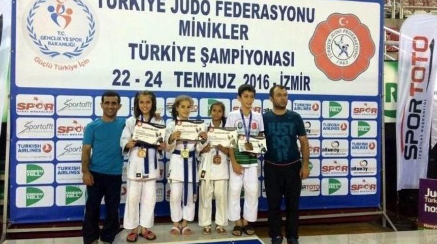 Salihlili Minik Judocular İzmir&rsquo;den Madalyalarla D&ouml;nd&uuml;