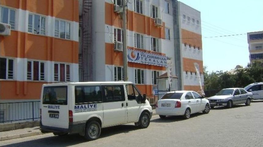 Mersin&rsquo;de Fet&ouml;&rsquo;c&uuml; Okulun Kapısına Kilit