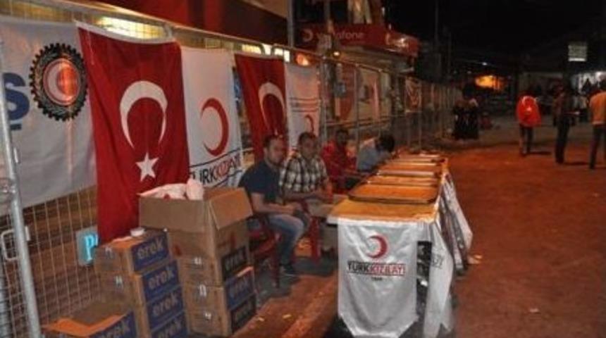 Kızılay&rsquo;dan Demokrasi N&ouml;bet&ccedil;ilerine Gıda Desteği