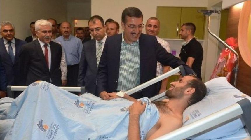 Bakan T&uuml;fenkci, Darbecilerin Yaraladığı Genci Hastanede Ziyaret Etti