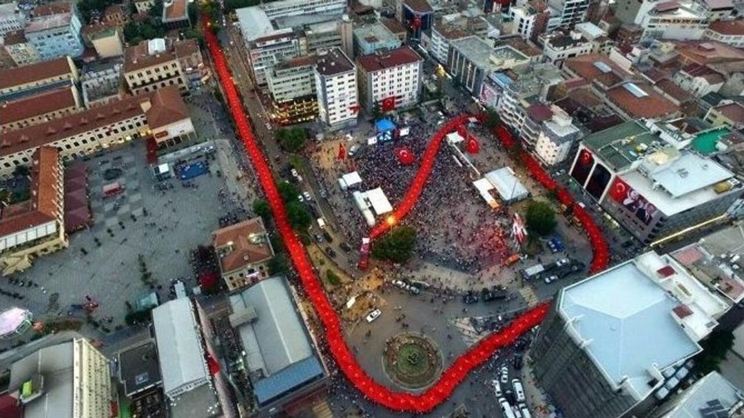 Samsun&rsquo;da Bin 919 Metrelik T&uuml;rk Bayraklı Demokrasi Y&uuml;r&uuml;y&uuml;ş&uuml;
