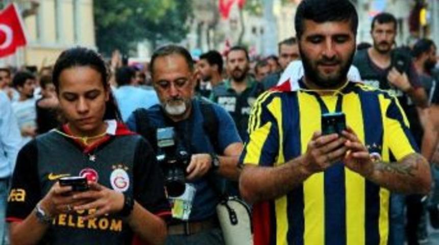 Taraftarlar, Demokrasi İ&ccedil;in Bir Araya Geldi