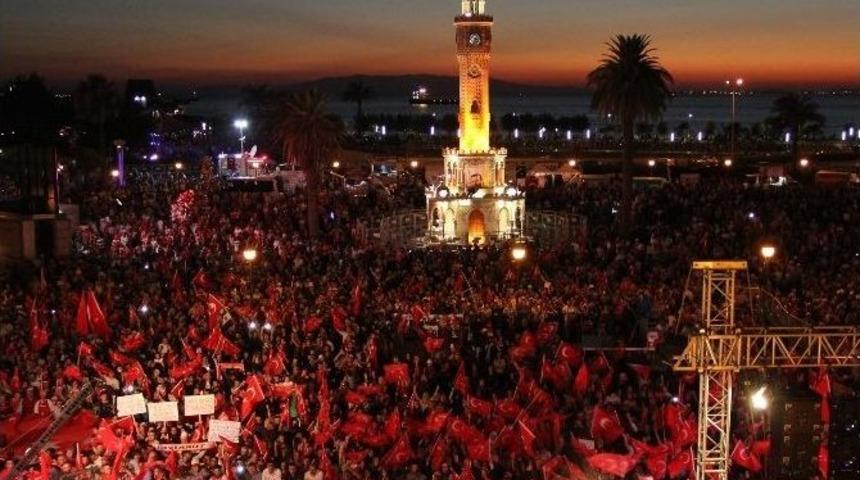 İzmirliler Dokuz Gündür Demokrasi Nöbetinde