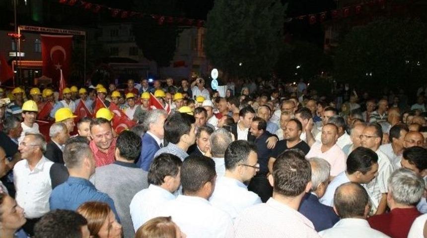 Demokrasi N&ouml;beti Devrek&rsquo;te Kesintisiz Olarak Devam Ediyor