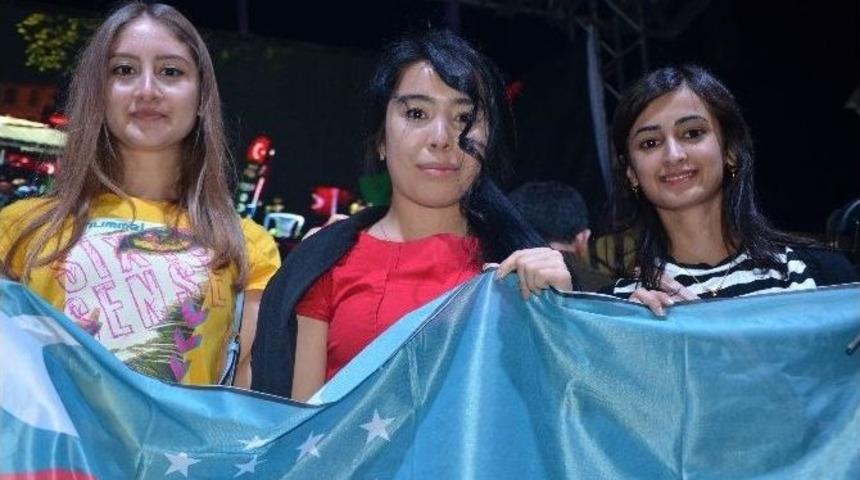 Yurt Dışından T&uuml;rkiye&rsquo;ye Gelen &Ouml;ğrenciler Demokrasi N&ouml;betinde